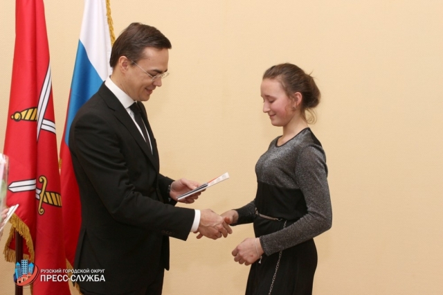 Максим Тарханов вручил паспорта юным жителям Рузского городского округа