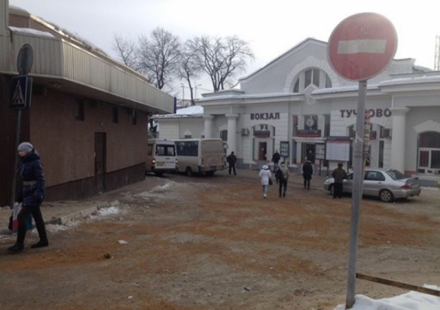 Максим Тарханов призвал жителей присылать фото необработанных реагентами тротуаров