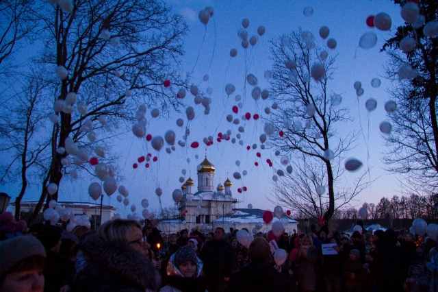 Около 500 жителей Рузы приняли участие в акции в память о погибших в городе Кемерово