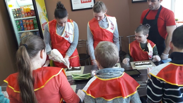 Мастер-класс по приготовлению суши для детей прошел в Рузском округе