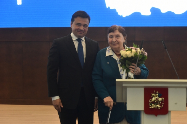 Губернатор вручил областные награды в честь Дня России