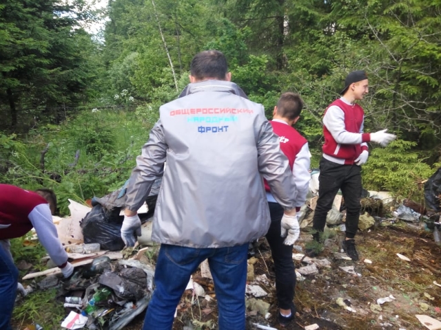 Представители Общероссийского народного фронта ликвидировали мусорные навалы в Таблово.