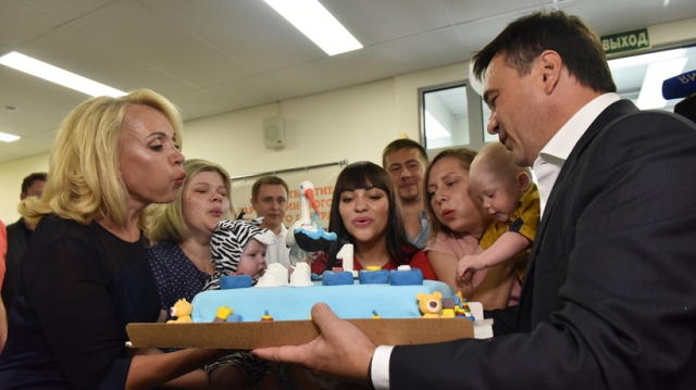 Губернатор поздравил коллектив перинатального центра в Наро‑Фоминске с праздником