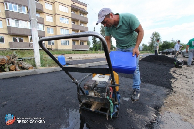 Максим Тарханов проверил работы по ремонту дорог в Тучково