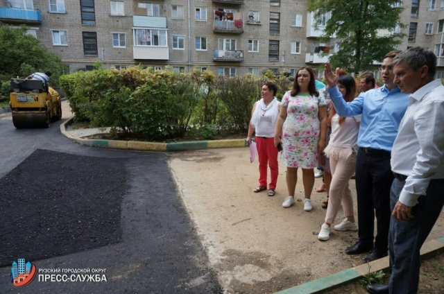 Глава Рузского городского округа проконтролировал ход работ по благоустройству дворовых территорий
