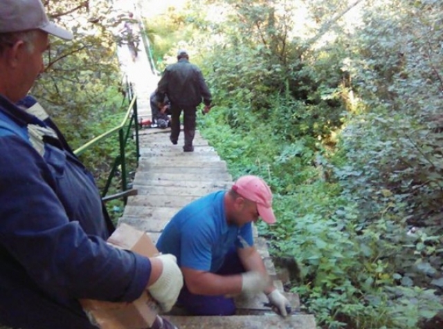 Мост через реку Артюшка ремонтируют в Рузе