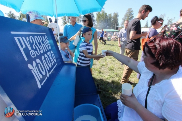 Триста литров молока раздали на фестивале «Молочная река» в Рузском округе