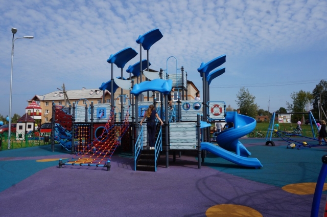 Современный детский игровой комплекс установили в деревне Лидино
