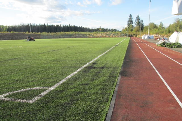На новом футбольном поле в Тучково положили искусственный газон