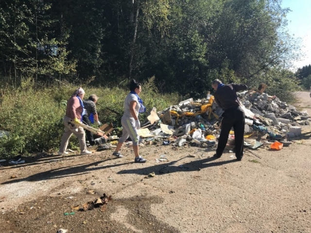 Волонтеры ликвидировали незаконный навал мусора в Рузском округе