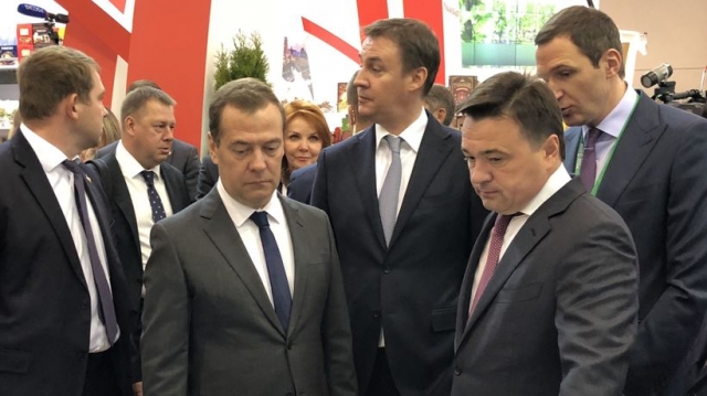 Воробьев представил Медведеву стенд Подмосковья на выставке «Золотая осень»