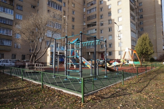 Детскую игровую площадку установили на улице Солнцева в Рузе в рамках программы благоустройства дворовых территорий