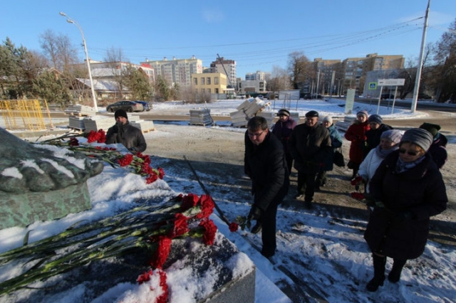 Цветы к памятнику Зое Космодемьянской в Рузе возложили в день казни легендарной девушки 