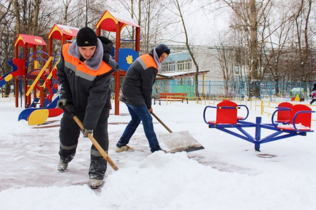 Почти 5 тысяч коммунальщиков задействовали для уборки снега в Московской области