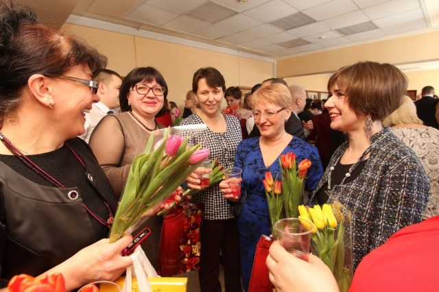 Мужчины Администрации Рузского городского округа тепло поздравили коллег-женщин с 8 Марта
