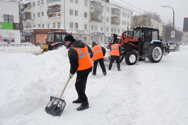7700 сотрудников коммунальных и дорожных служб расчищают снег на территории Московской области