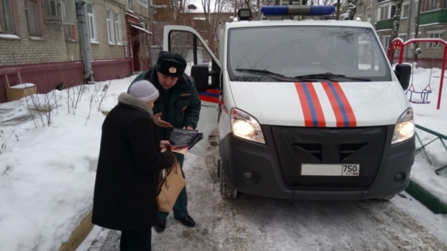 В преддверии новогодних праздников спасатели Московской области проводят подворовые обходы
