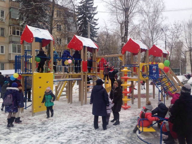 Более 1300 детских игровых площадок будет установлено и модернизировано в Московской области в 2017 году