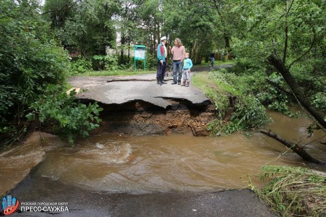 Жители деревни в Рузе лишились единственного моста из-за ливня