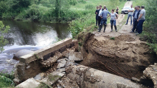 Ливень размыл единственный мост, ведущий в деревню Деменково в Рузском районе Подмосковья  