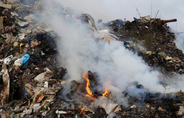 В Рузском районе Подмосковья загорелся закрытый мусорный полигон 