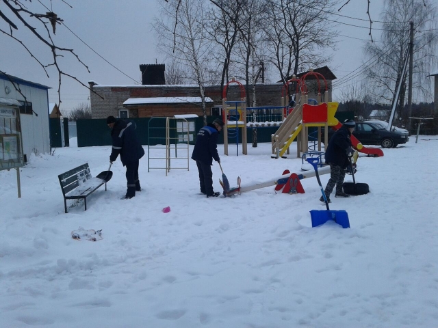 Детские площадки в Рузском городском округе регулярно очищаются от снега