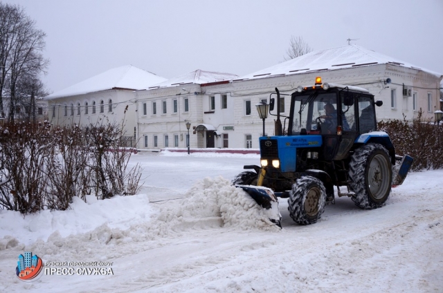 Три раза в день убирают снег на дорогах Рузского округа