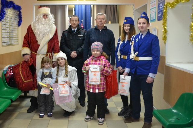 Полицейский дед Мороз посетил детей в больнице 