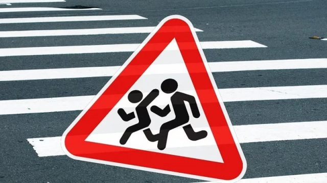 Сотрудники Госавтоинспекции напомнили школьникам правила поведения на дороге