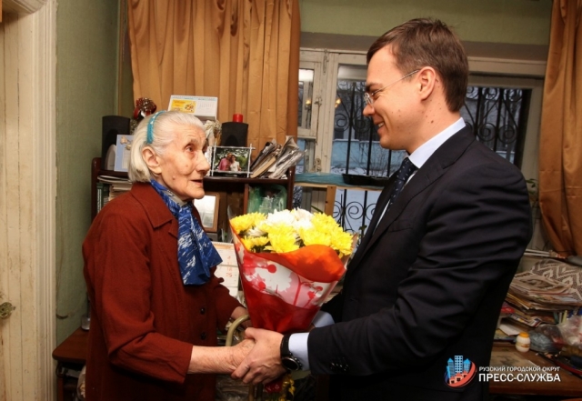 Максим Тарханов передал жительнице Рузского округа поздравление с юбилеем от Президента России