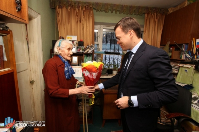 Максим Тарханов передал жительнице Рузского городского округа поздравление с юбилеем от Президента России