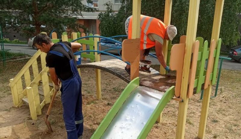 В Рузском округе приводят в порядок оборудование на детских площадках