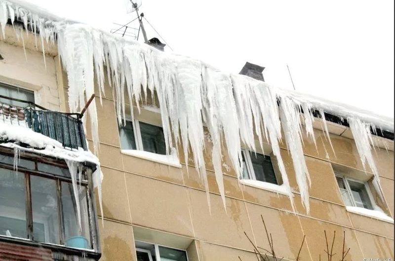 Спасатели Мособлпожспаса напоминают о мерах безопасности при сходе снега и падении сосулек с крыш зданий