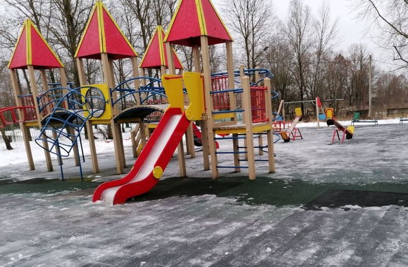 В Рузском округе убирают снег на игровых комплексах