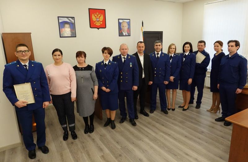 Сотрудников Рузской прокуратуры поздравили с праздником