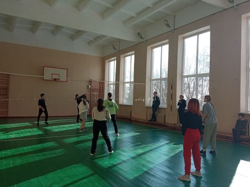 Дороховские школьники играли в волейбол