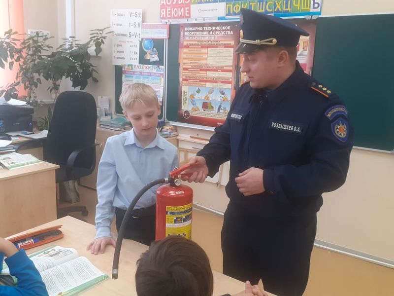 Пожарные ГКУ МО «Мособлпожспас» провели урок безопасности для тучковских школьников из Рузского округа 