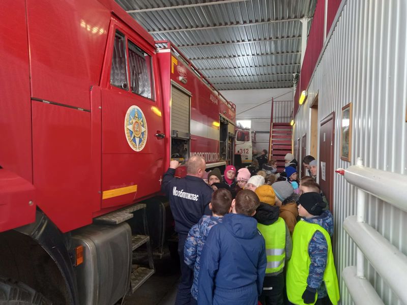 Пожарные ГКУ МО «Мособлпожспас» провели экскурсию для рузских третьеклассников 