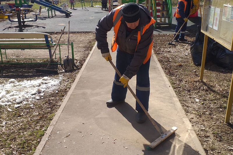 В Рузском округе наводят чистоту на игровых площадках