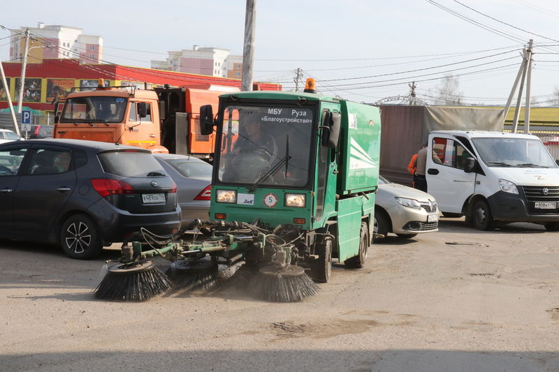 В Рузском округе чистят дороги от грязи