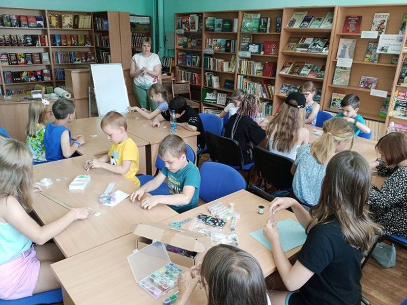В Рузской библиотеке делали браслеты из ромашек
