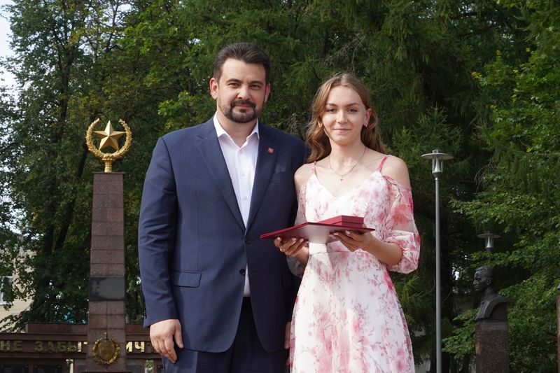  Николай Пархоменко вручил медали выпускникам