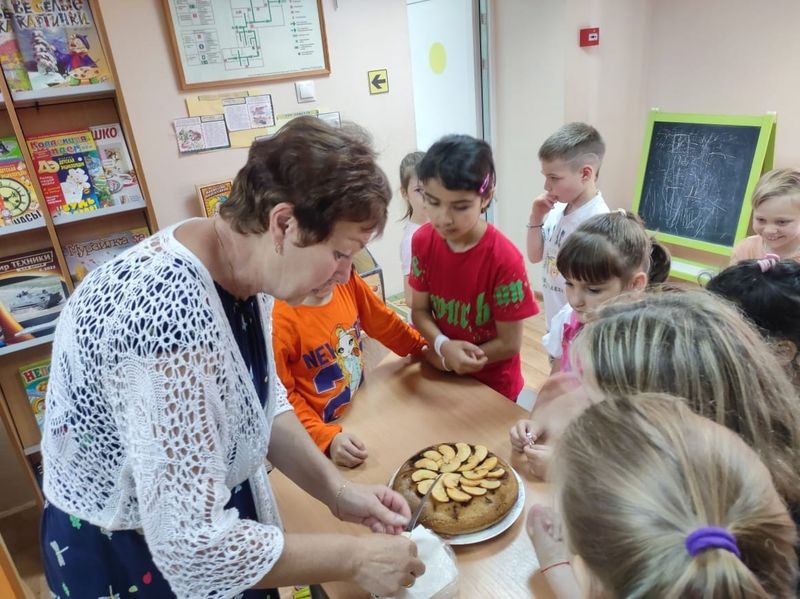 Тучковские ребята узнали о Яблочном спасе и отведали пирог