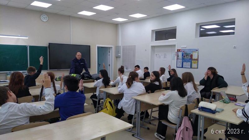 Пожарные провели урок безопасности для школьников поселка Тучково 