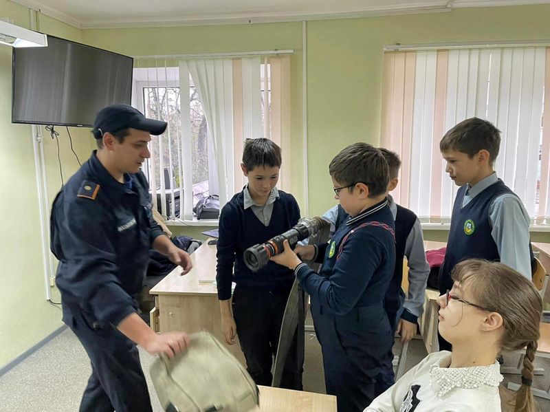 Огнеборцы ГКУ МО «Мособлпожспас» провели занятия по пожарной безопасности для школьников из Рузского округа  