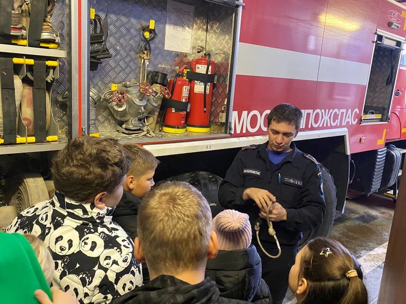 Пожарные провели экскурсию по подразделению для учащихся Покровской школы 
