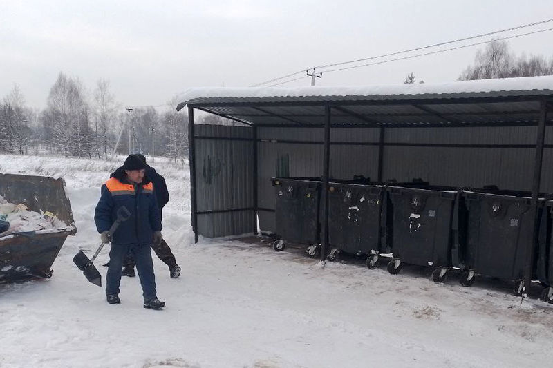 В Рузском округе расчищают от снега контейнерные площадки