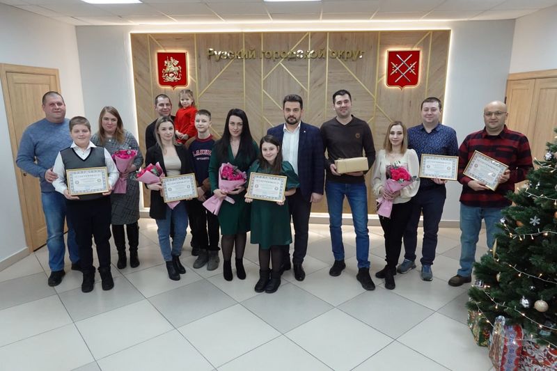 Николай Пархоменко вручил  сертификаты молодым семьям