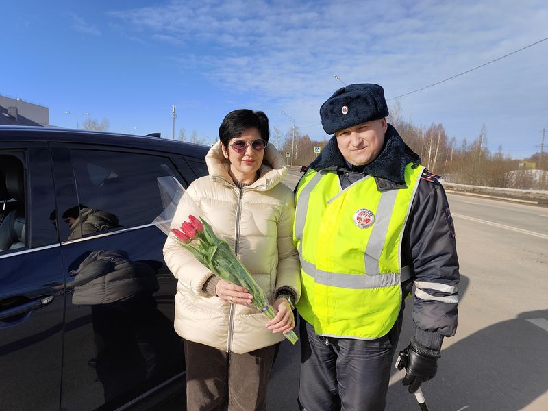 Сотрудники рузской Госавтоинспекции поздравили с праздником женщин-водителей