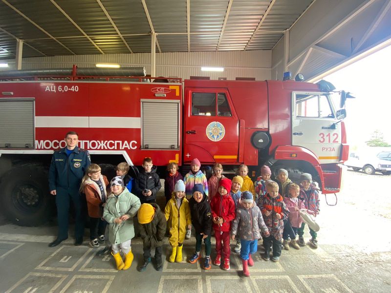 Работники противопожарно-спасательной службы провели экскурсию по пожарной части для воспитанников детского сада в городе Рузе 